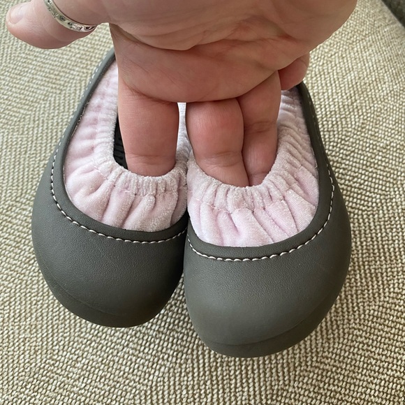 Crocs Girls Ballet Flats. Dark Brown W/Light Pink Velvet Lining W/Elastic. SZ 7. - Picture 4 of 10